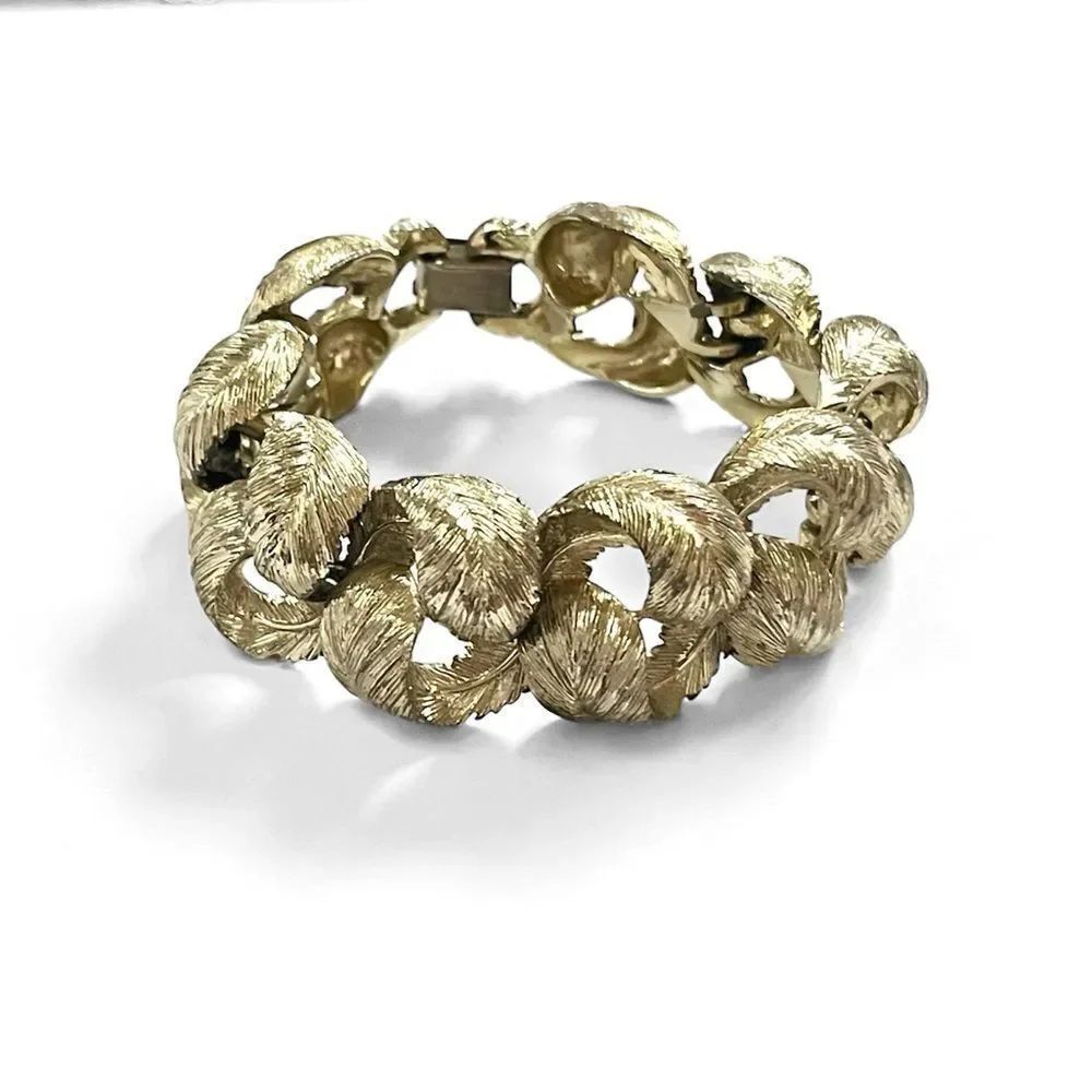 Vintage Lisner 1950’s Feather Metal Link Bracelet